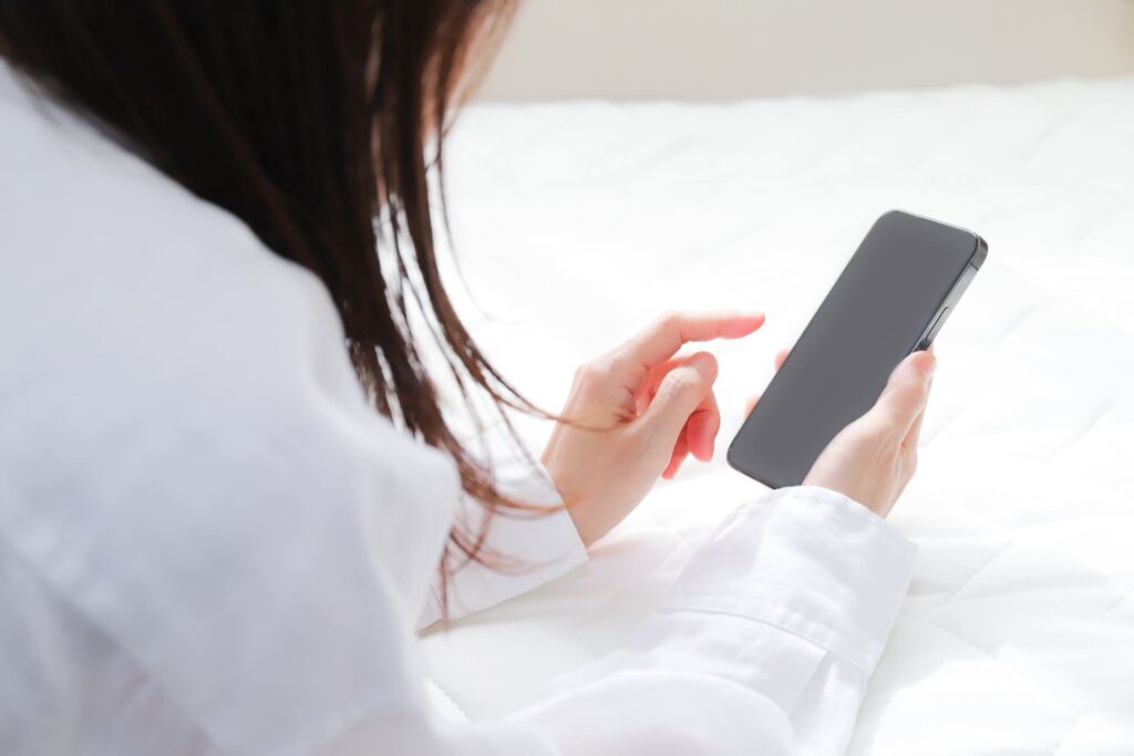 携帯を操作する女性
