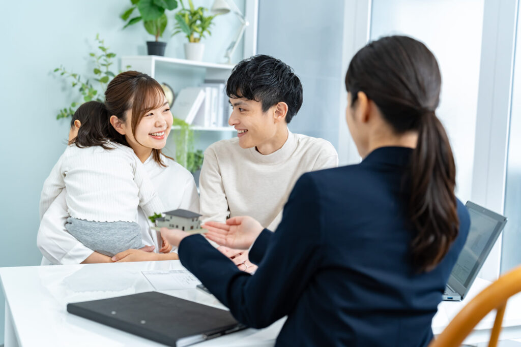 打ち合わせをする家族